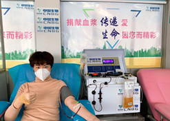2020年，老哥俱乐部论坛集团中国生物率先提出康复者恢复期血浆救治危重患者的治疗方案和技术标准，全国掀起新冠肺炎康复者献浆热。